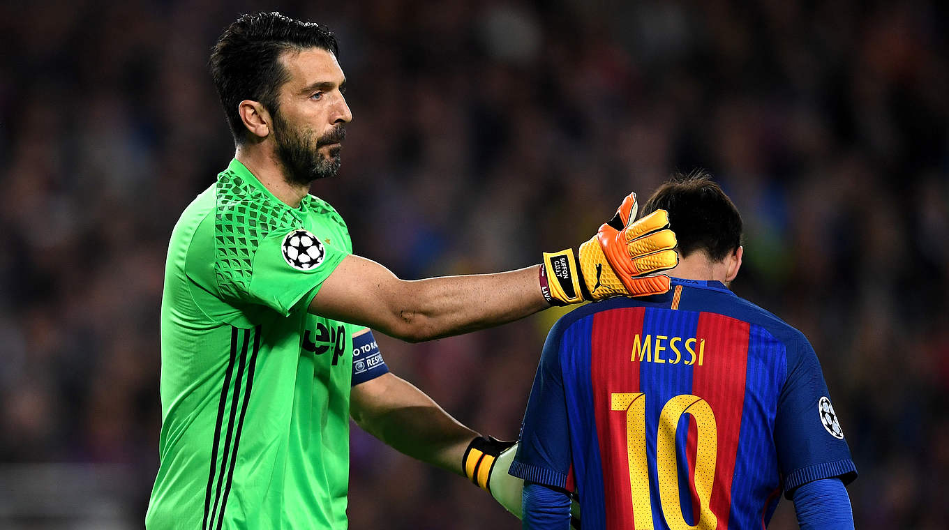 Trauriger Weltfußballer: Lionel Messi (r.) wird von Gianluigi Buffon getröstet © 2017 Getty Images