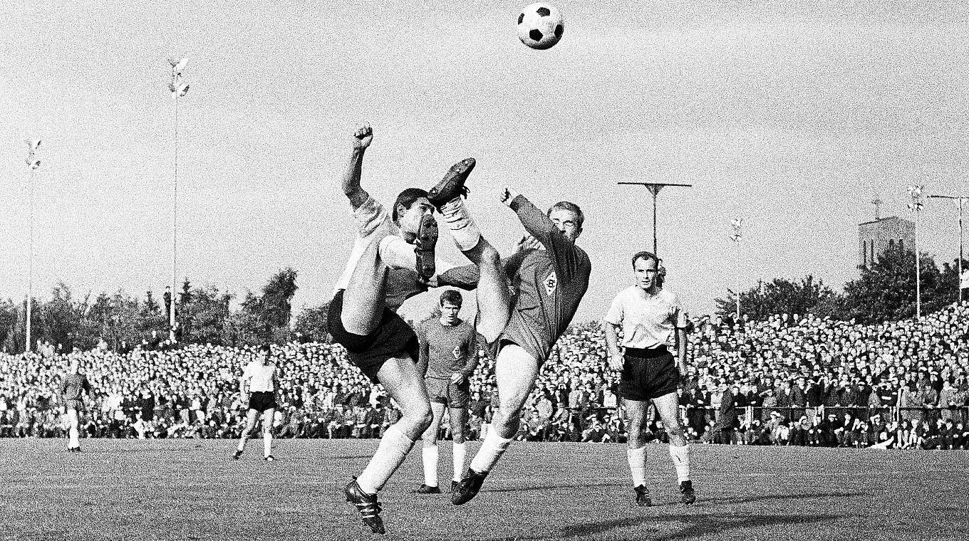 Fünf Elfmeter, neun Tore: Gladbach und BVB liefern sich 1965 Premierenspektakel © imago