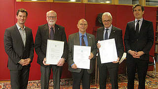Auszeichnung in der DFB-Zentrale: Curtius, Bernhardt, Meyer, Pilz und Große Lefert (v.r.) © DFB