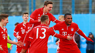 Alexander Nitzl oben Thomas Rausch 13 Franck Evina re FC Bayern BJ Torjubel Fussball © imago/Lackovic