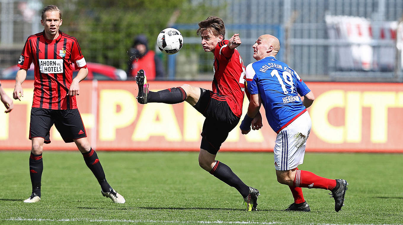 Kampf um den Ball: Kiels Herrmann (r.) und der Chemnitzer Hansch (2.v.l.) © 2017 Getty Images