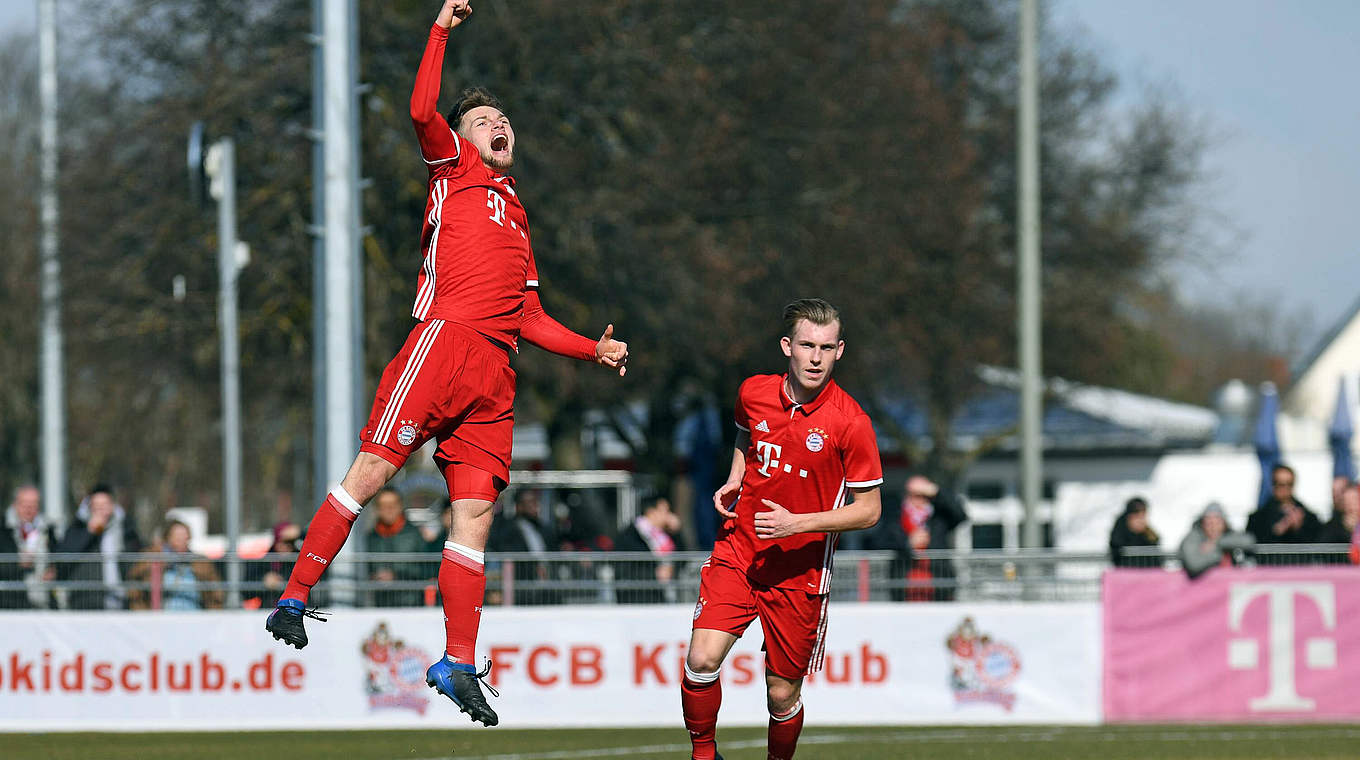Die Bayern jubeln: Juniorennationalspieler Wintzheimer (l.) trifft gegen Stuttgart © imago/foto2press