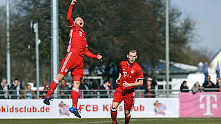 Die Bayern jubeln: Juniorennationalspieler Wintzheimer (l.) trifft gegen Stuttgart © imago/foto2press