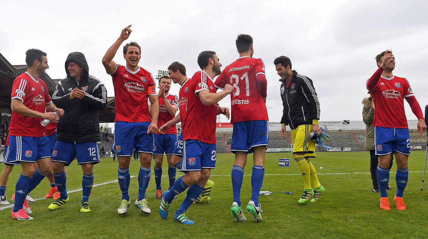 Meisterjubel: Die SpVgg Unterhaching feiert den Triumph in der Regionalliga Bayern © imago/foto2press