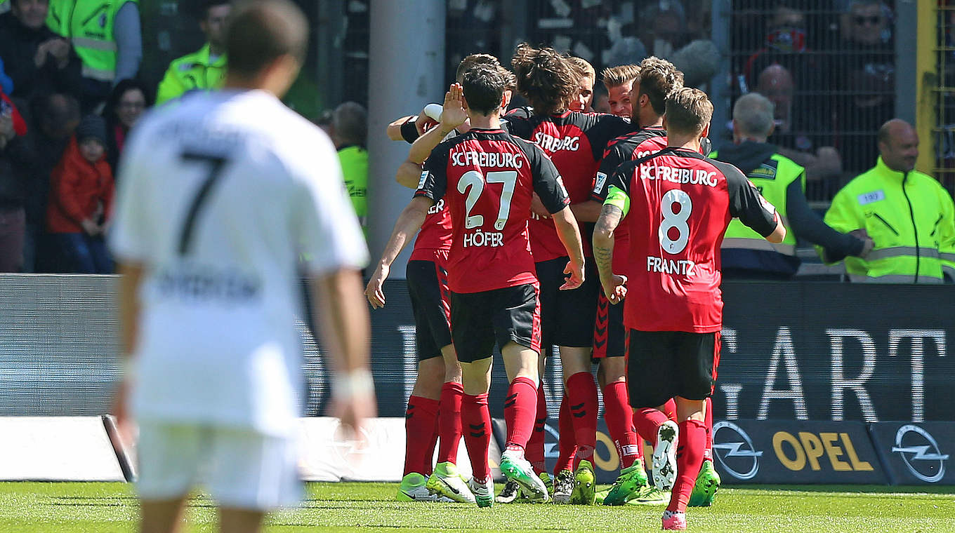 Late celebrations in Freiburg: The home side are on the hunt for European football. © 2017 Getty Images