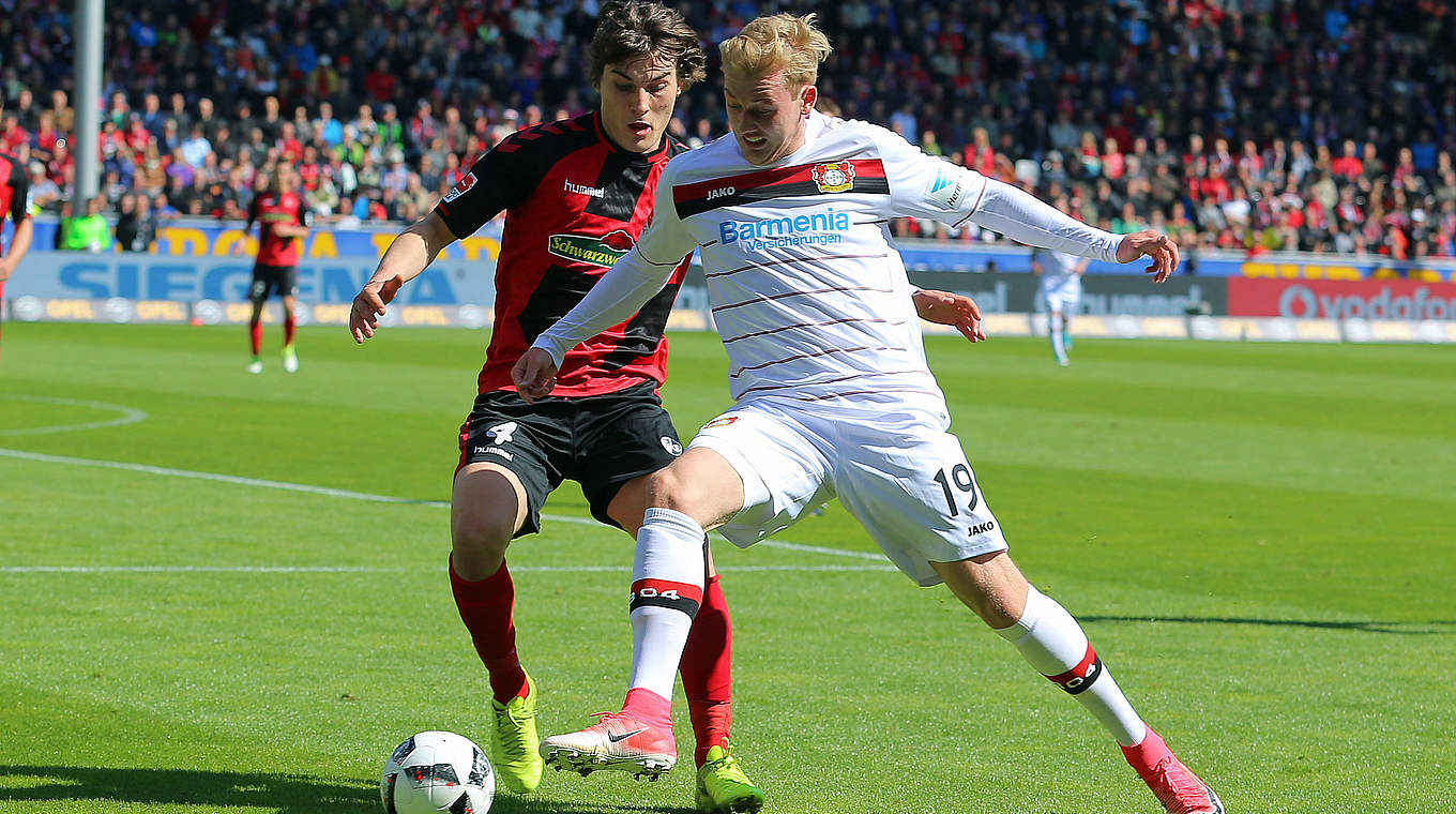 A fight for the ball in Breisgau: Julian Brandt against Freiburg's Caglar Söyüncü. © 2017 Getty Images