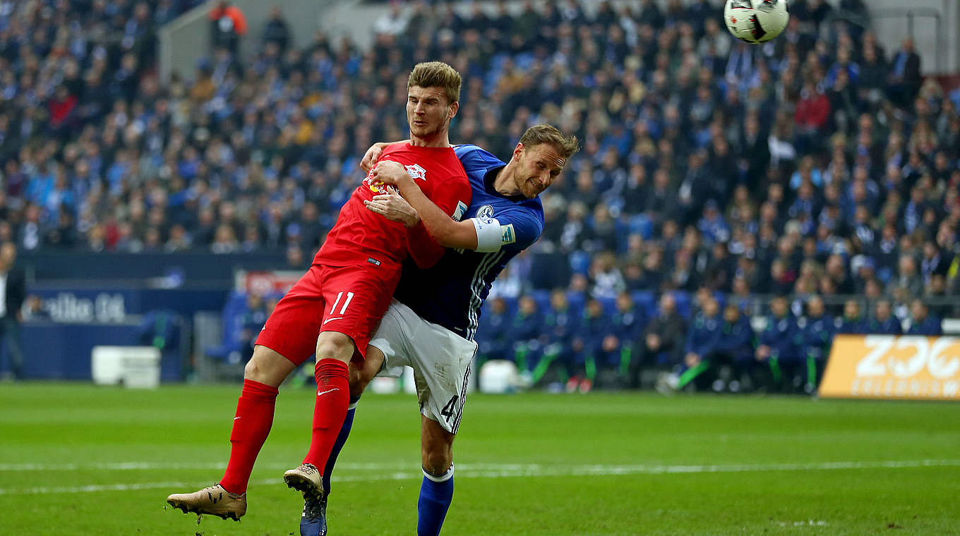 Nicht zu stoppen: Timo Werner (l.) köpft bedrängt von Benedikt Höwedes ein © 2017 Getty Images