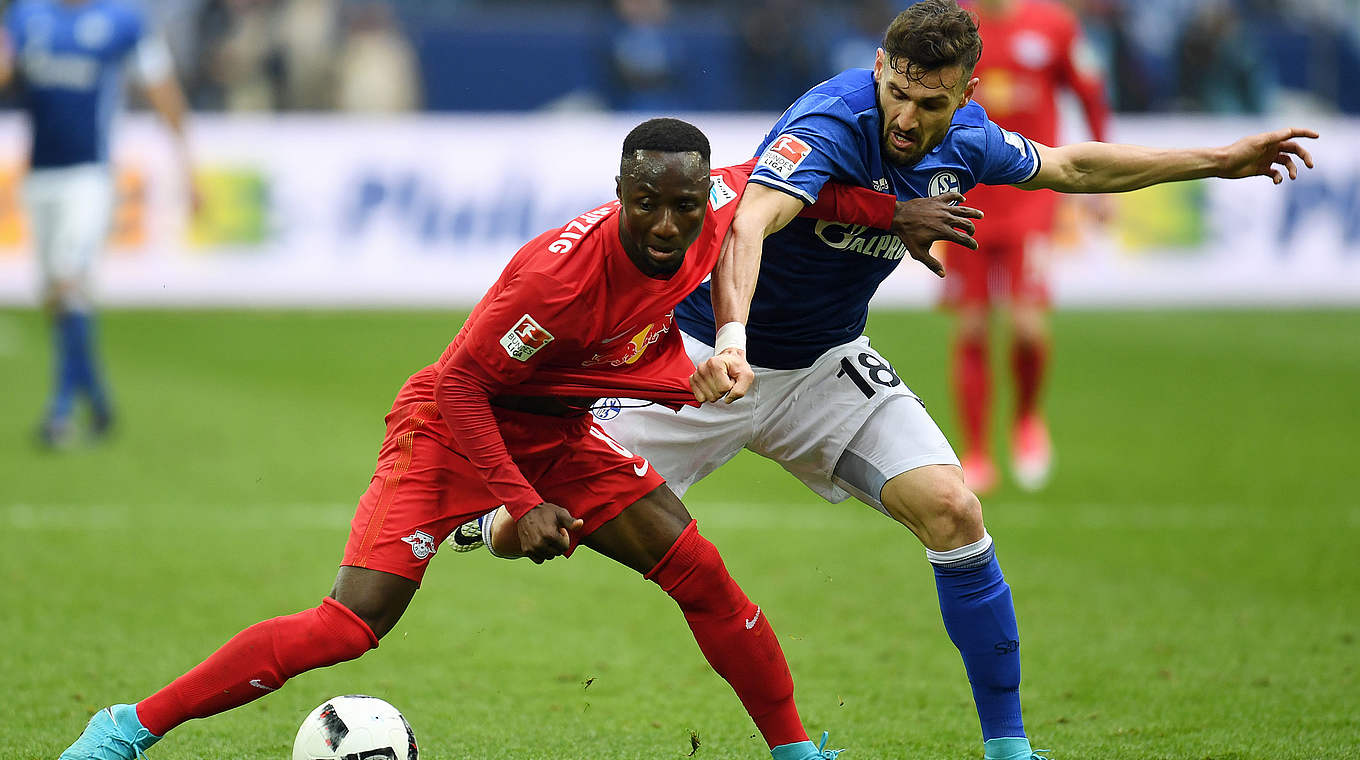 Zweikampf im Mittelfeld: Leipzigs Naby Keita (l.) gegen Daniel Caligiuri durch © AFP/Getty Images