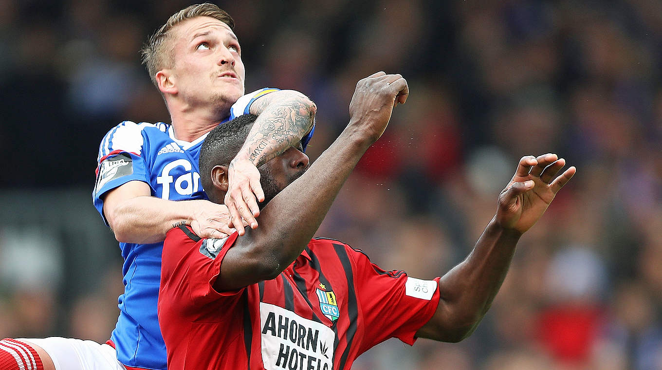 Kampf mit harten Bandagen: Holstein Kiel bleibt im Rennen um die Aufstiegsplätze © 2017 Getty Images