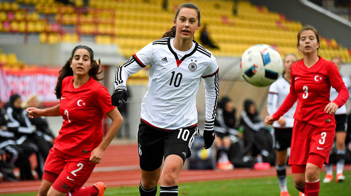 Zurück im Aufgebot: Gianna Rackow (M.) von Bayer Leverkusen © 2016 Getty Images