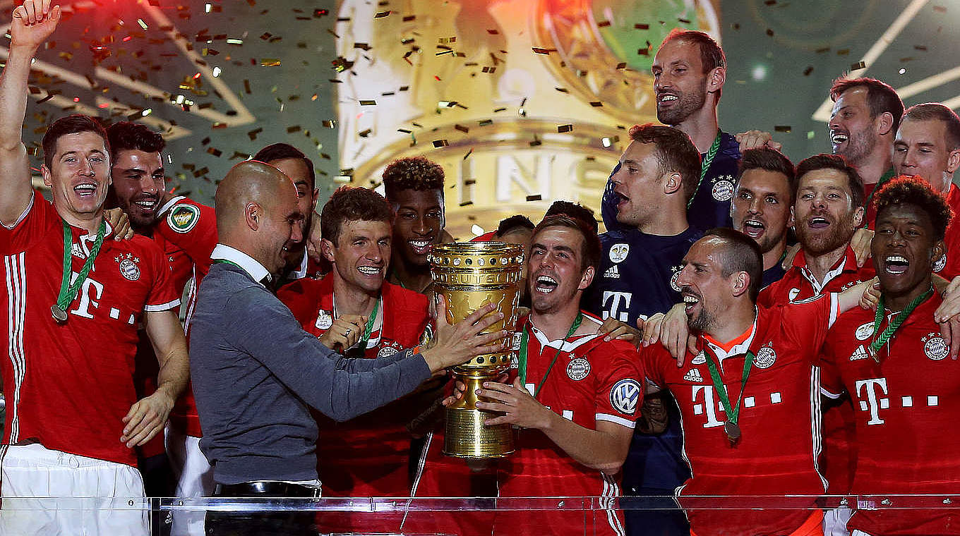 "It would be a very nice ending": Lahm lifted the DFB Pokal in 2016. © 