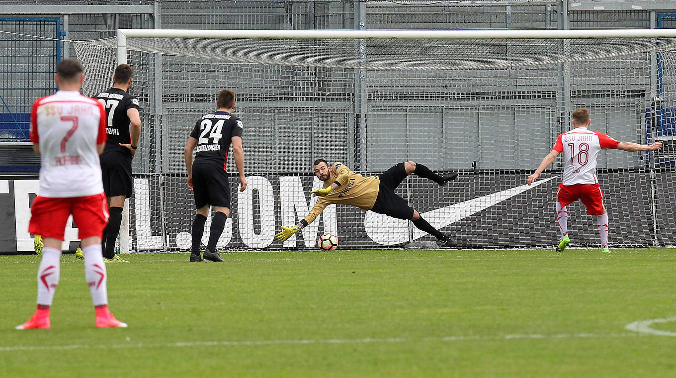 22 04 2017 xsvx Fussball 3 Liga SV Wehen Wiesbaden Jahn Regensburg emspor v l Torwart Markus © imago/Jan Huebner