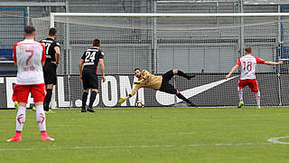 22 04 2017 xsvx Fussball 3 Liga SV Wehen Wiesbaden Jahn Regensburg emspor v l Torwart Markus © imago/Jan Huebner