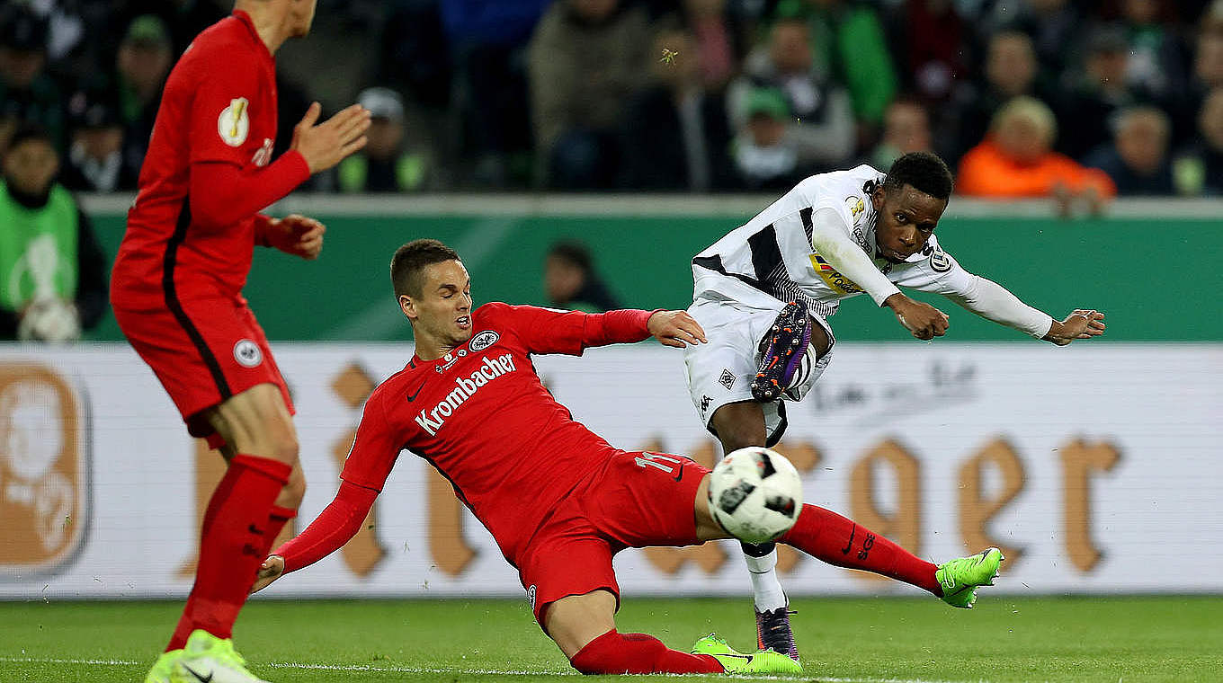 Gladbach's Traore releases the ball under the challenge of Gacinovic. © 