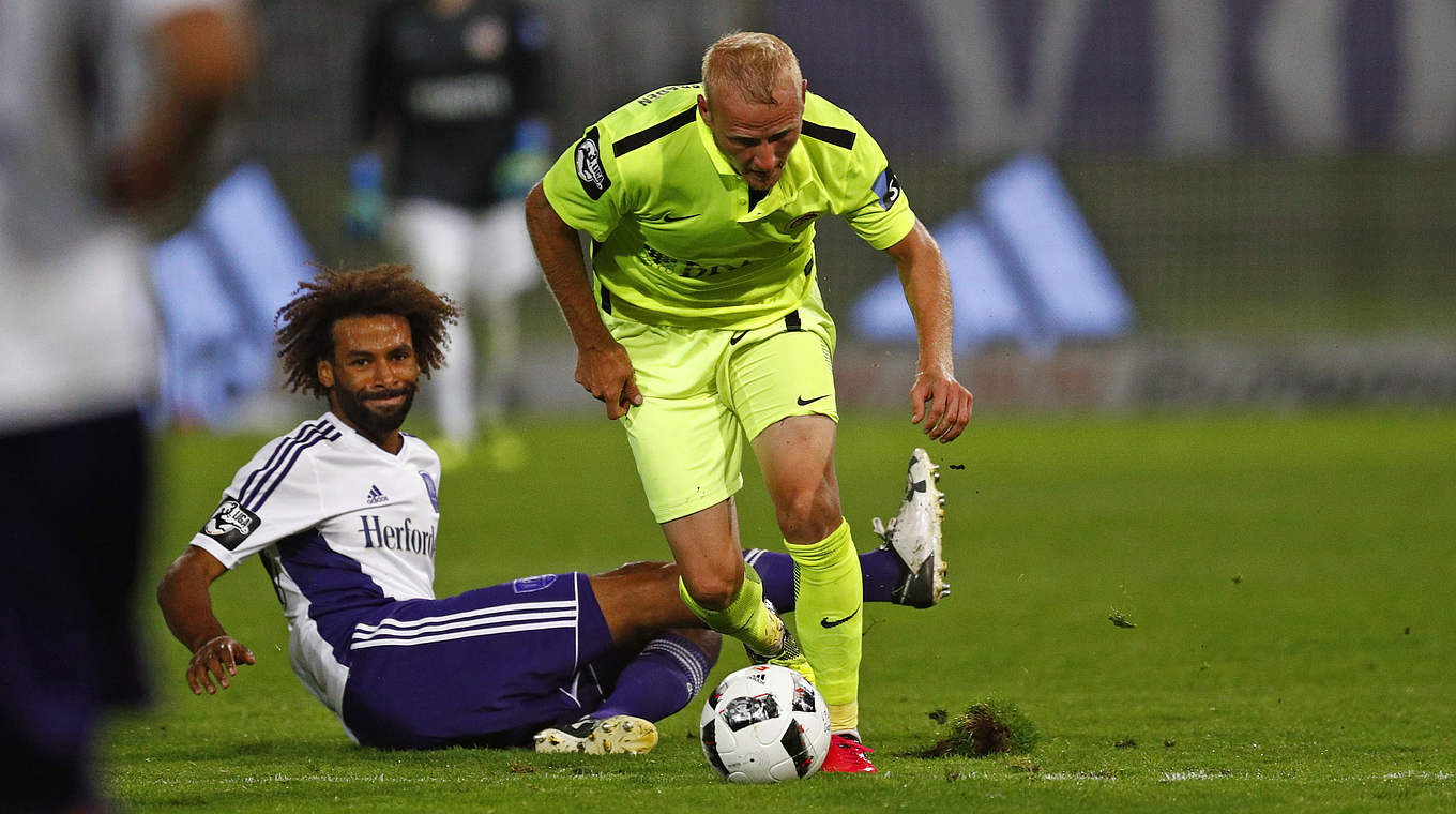 Mit 266 Einsätzen Dritter der Drittligarekordspieler: Wehen Wiesbadens Alf Mintzel (r.) © 2016 Getty Images