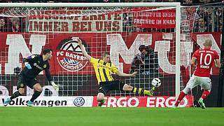 Torwart Roman Buerki Borussia Dortmund 38 Sven Bender Borussia Dortmund 6 klär den Ball auf der © imago/Eibner