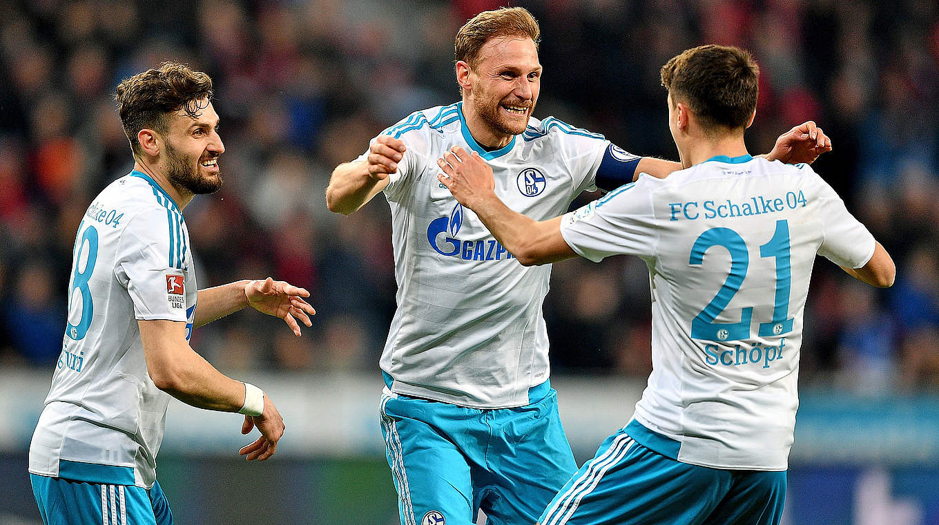 Europacupchancen gewahrt: Weltmeister Benedikt Höwedes (M.) und Schalke 04 © 2017 Getty Images