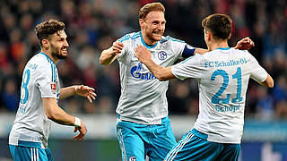 Europacupchancen gewahrt: Weltmeister Benedikt Höwedes (M.) und Schalke 04 © 2017 Getty Images