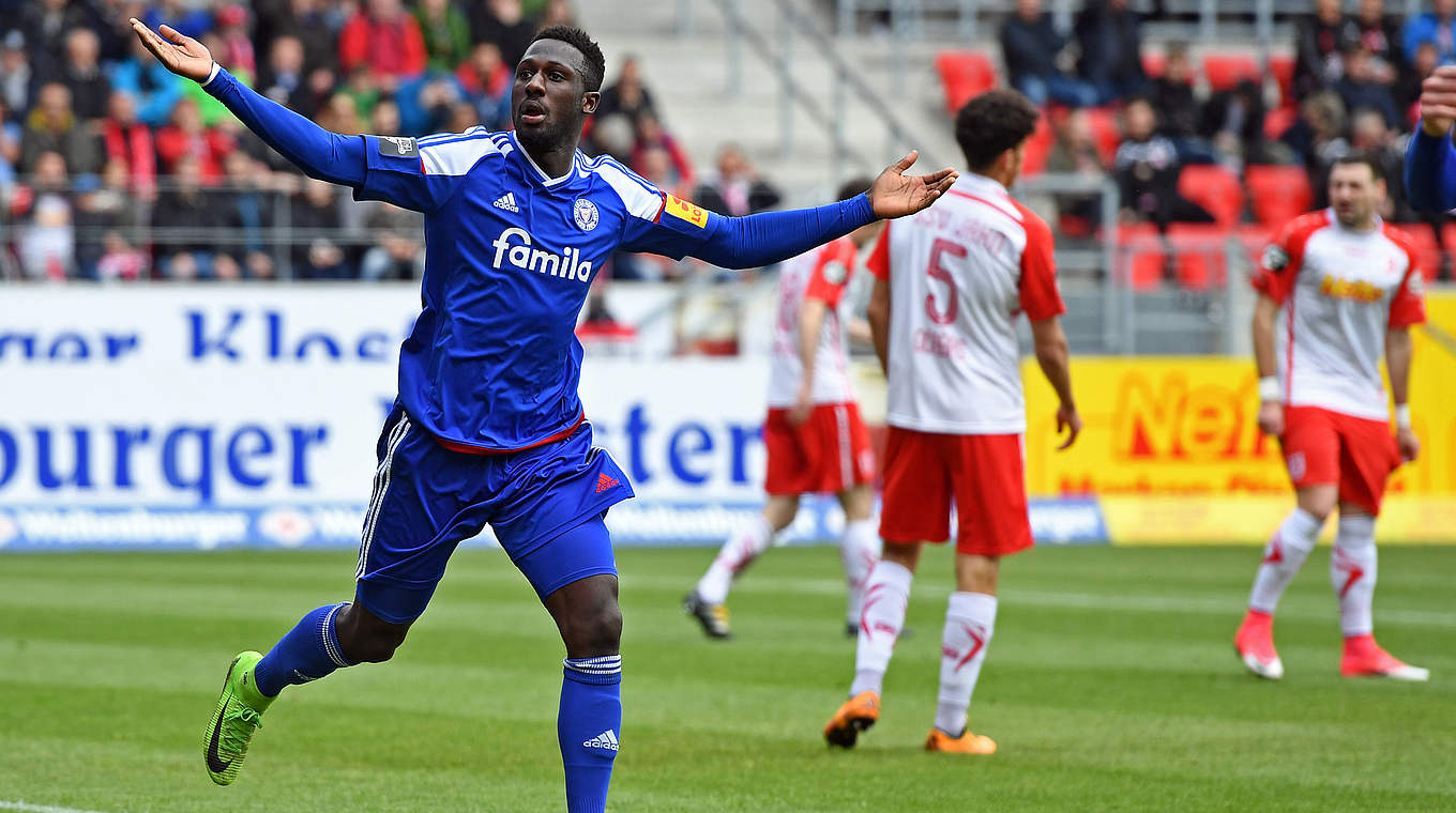 Ausgekontert: Kingsley Schindler (l.) schießt Kiel in Regensburg in Front © 2017 Getty Images