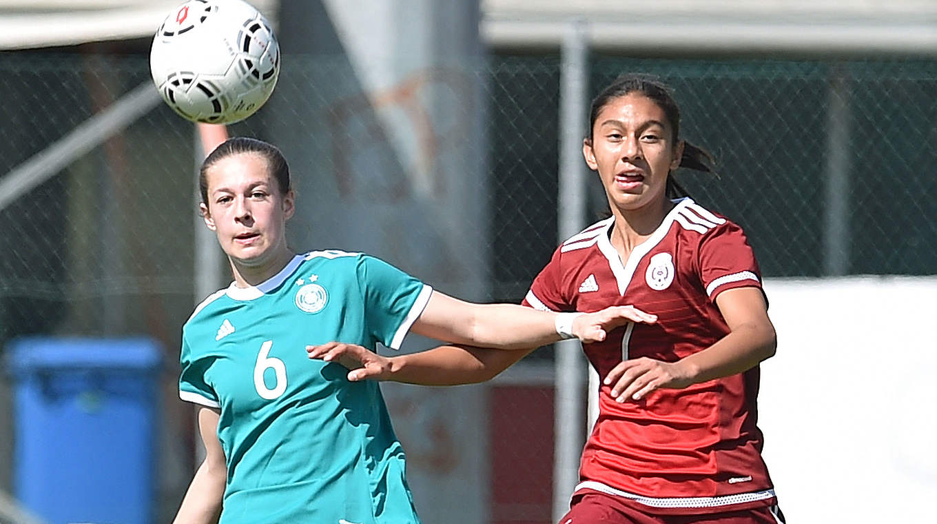 Niederlage vom Elfmeterpunkt: Lina Jubel (l.) und die deutschen U 16-Juniorinnen © 2017 Getty Images