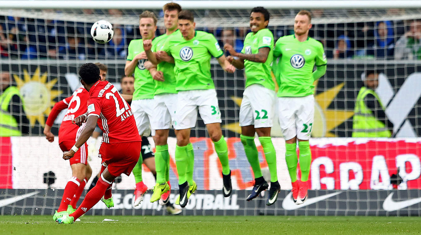 Auftakt beim entscheidenden Dreier: David Alaba (v.) trifft per Freistoß © 2017 Getty Images