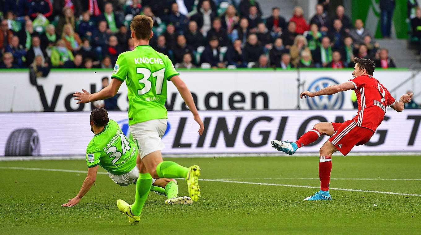 Saisontor Nummer 27: Robert Lewandowski (r.) trifft zum Münchner 2:0 © 2017 Getty Images