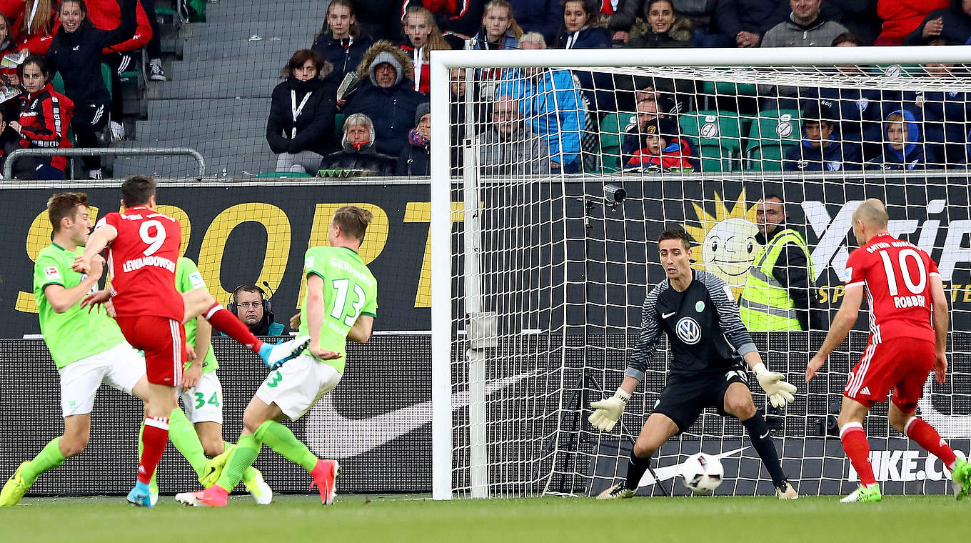 Netzt zum 28. Tor in der Bundesliga ein: Bayerns Robert Lewandowski (2.v.l.) © 2017 Getty Images