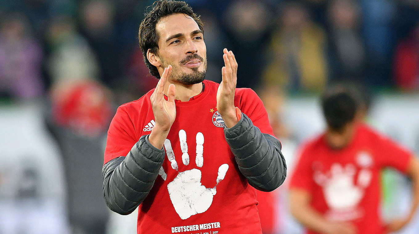 An exhausted Mats Hummels applauds the fans © 2017 Getty Images