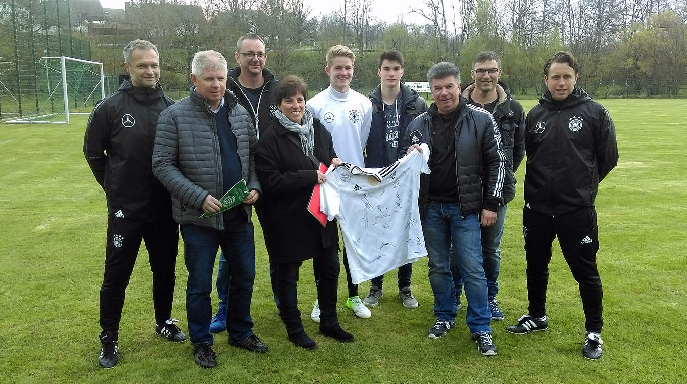 Unterschriebenes Trikot als Erinnerung: "Wird Ehrenplatz im Vereinsheim erhalten" © DFB