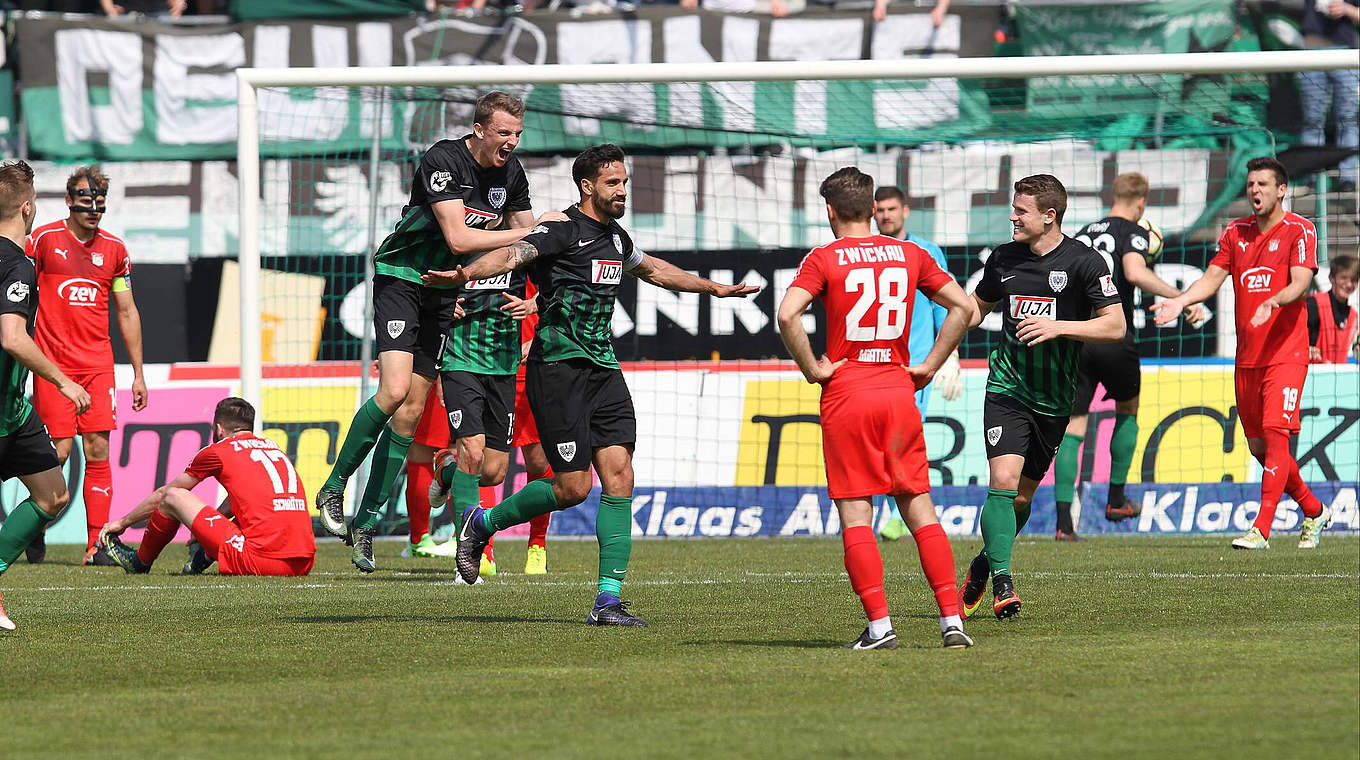 Freut sich über zwei Treffer gegen den FSV Zwickau: Münsters Antonio Grimaldi (M.) © imago/osnapix