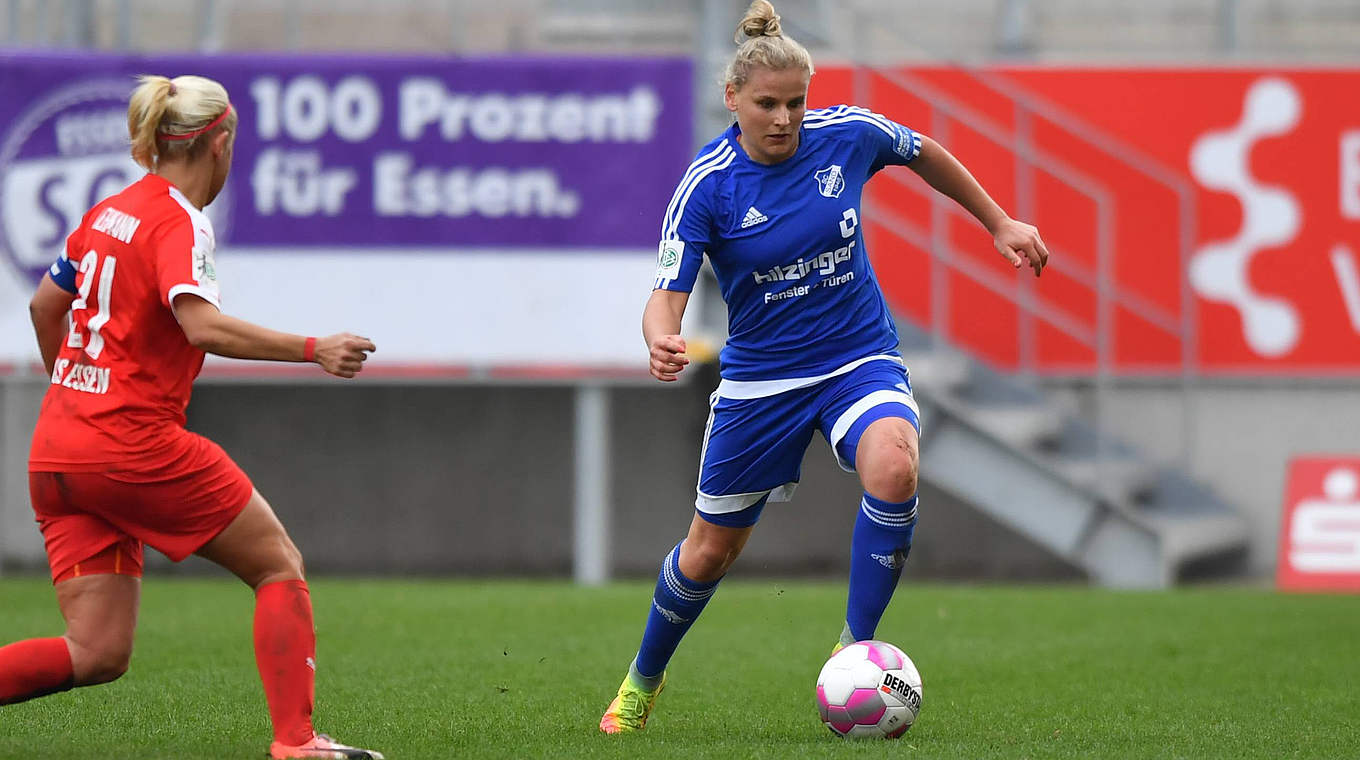 Ina Lehmann SGS Essen 21 greift Dominika Skorvankova SC Sand 18 an Allianz Frauen Bundeslig © imago/foto2press