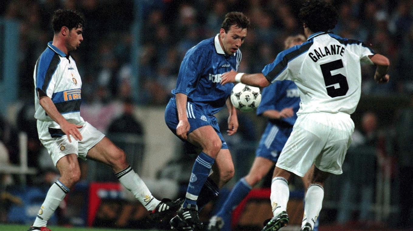 Eine Hand am Pott: Schalke besiegt Inter im UEFA-Cup-Finalhinspiel 1997 mit 1:0 © Getty Images