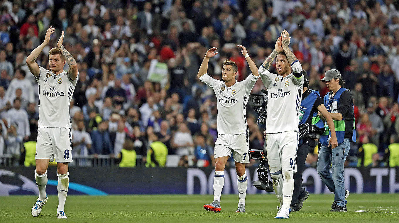 Kroos (l.) on hat-trick scorer Ronaldo (m.): "He's incredibly important to us." © 