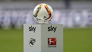 v li Symbolfoto Symbolbild Adidas Spielball Relegation 2016 3 Liga Bundesliga Fussball 2 © imago