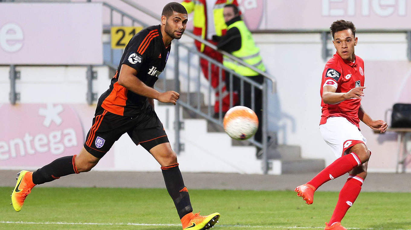 Mit sofortiger Wirkung vom Spielbetrieb freigestellt: Osnabrücks El-Bouazzati (l.) © imago/Martin Hoffmann