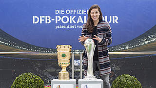 Pokale im Doppelpack: In Köln stattet Nationaltorhüterin Lisa Weiß der DFB-Pokaltour einen Besuch ab und greift nach der Trophäe der Frauen  © IMAGO / Thorsten Baering