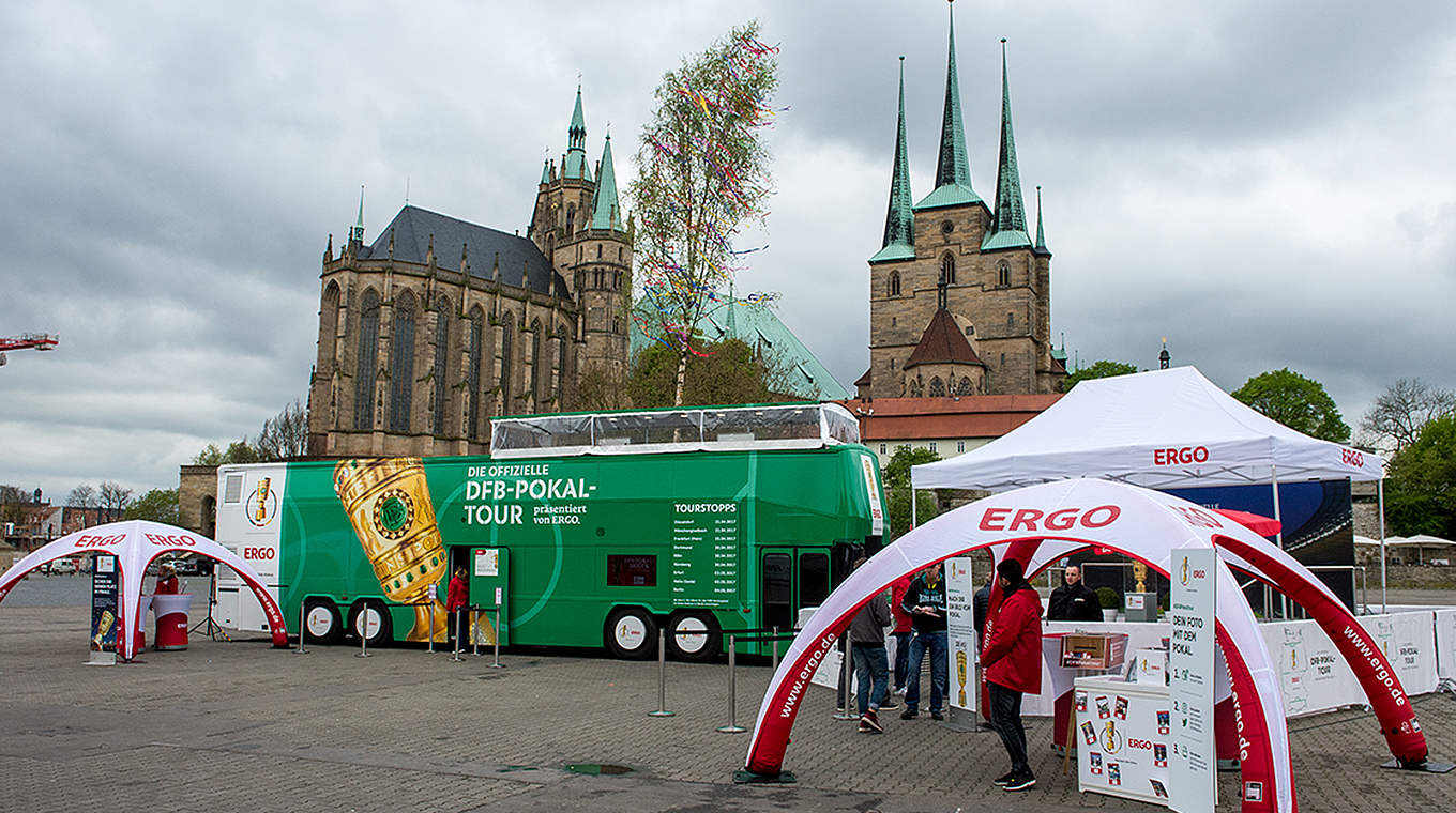 Prächtige Kulisse: Der DFB-Tourbus steht vor dem Erfurter Dom © IMAGO / Holger John
