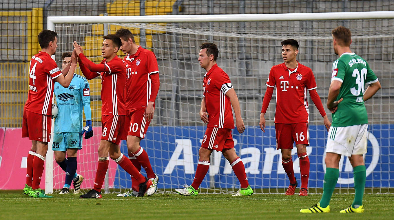 Spieler des FC Bayern München mit Torjubel Jubel Torjubel Torerfolg celebrate the goal goal ce © imago/foto2press