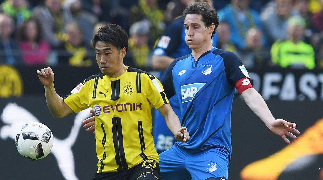 Hard-fought game in Dortmund: Sebastian Rudy (r.) versus Shinji Kagawa.  © 