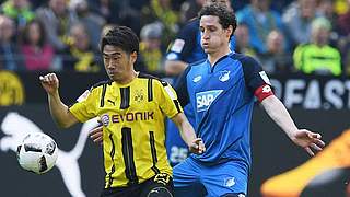 Hard-fought game in Dortmund: Sebastian Rudy (r.) versus Shinji Kagawa.  © 