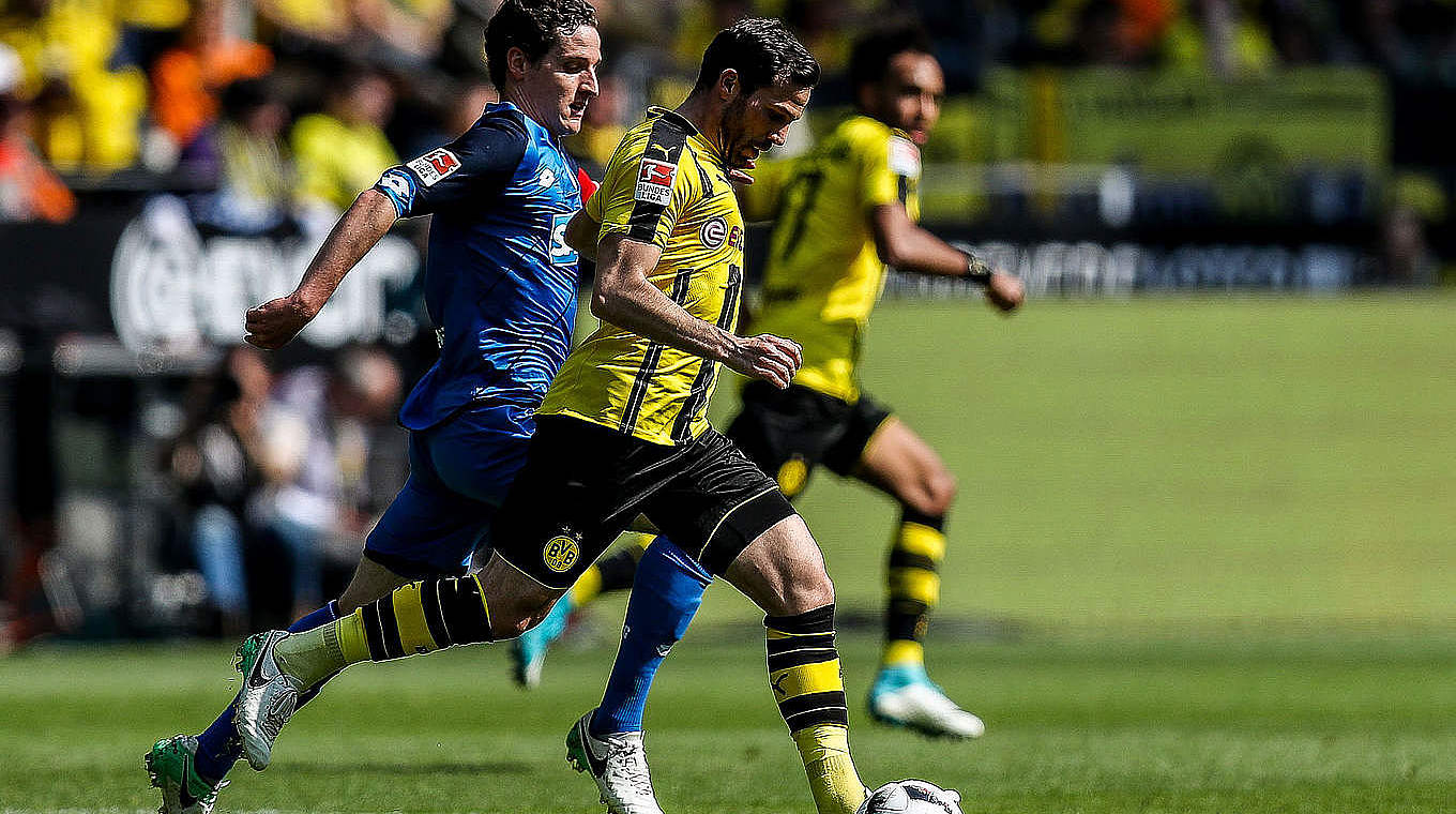 Sebastian Rudy (l.) versus Gonzalo Castro. © 