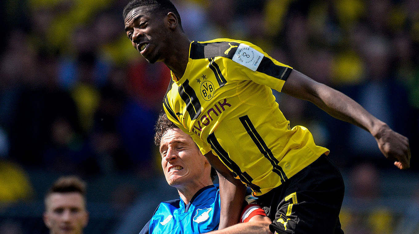 Sebastian Rudy (u.) challenges Ousmane Dembélé. © 