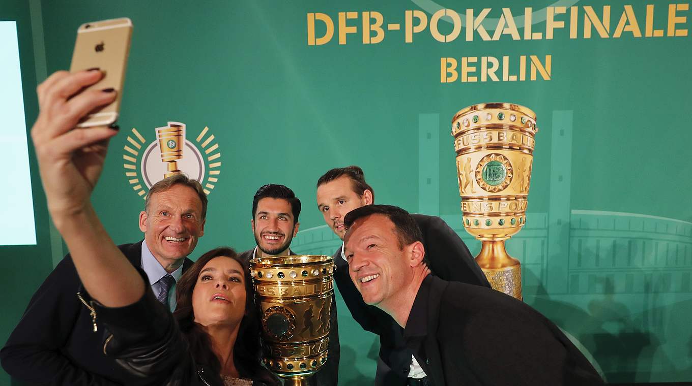 DFB Cup Handover © 2017 Getty Images