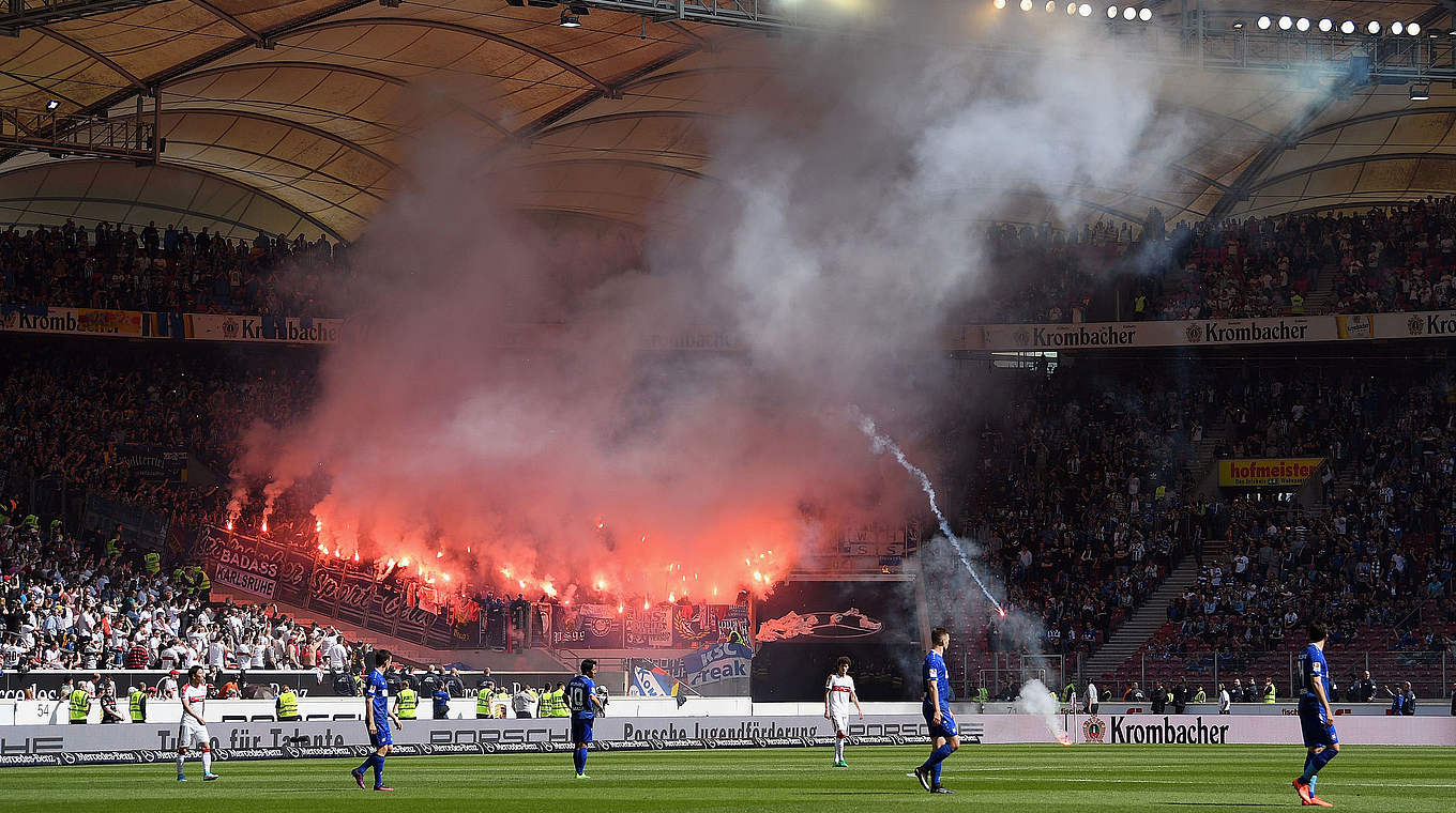 Pyrotechnik,Fans,Zuschauer,Vergehen,Karlsrurher SC,VfB Stuttgart © 2017 Getty Images