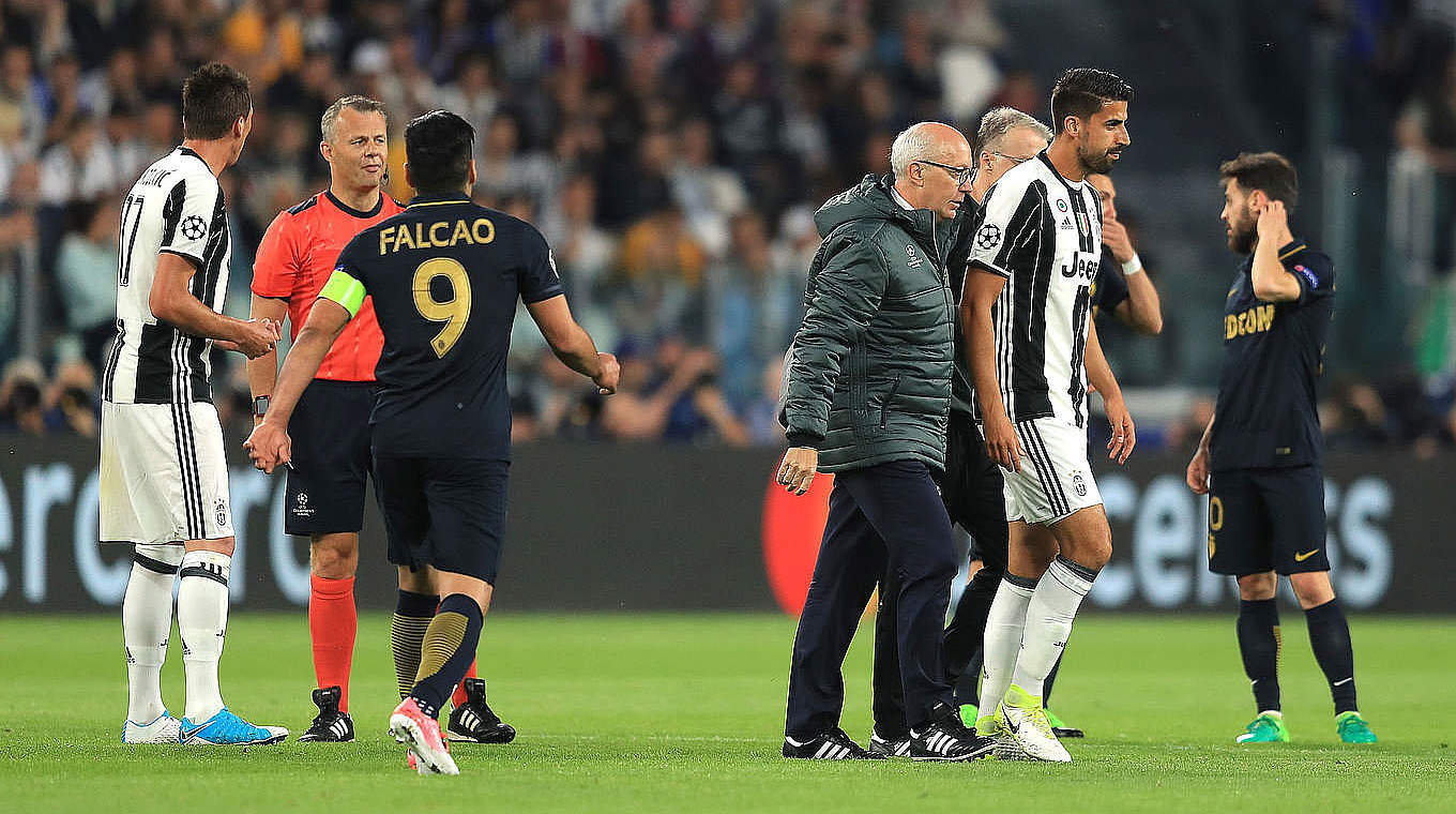 Juve's World Cup winner Sami Khedira (2.f.r) had to be replaced after ten minutes. © 