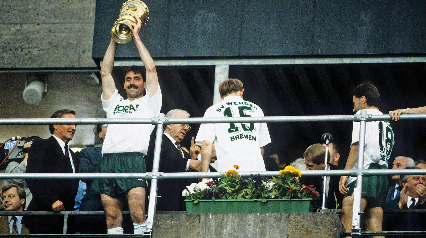 "Den Pokal viel zu kurz gehalten": Votava holt 1991 den ersten von zwei Cup-Titeln © imago sportfotodienst