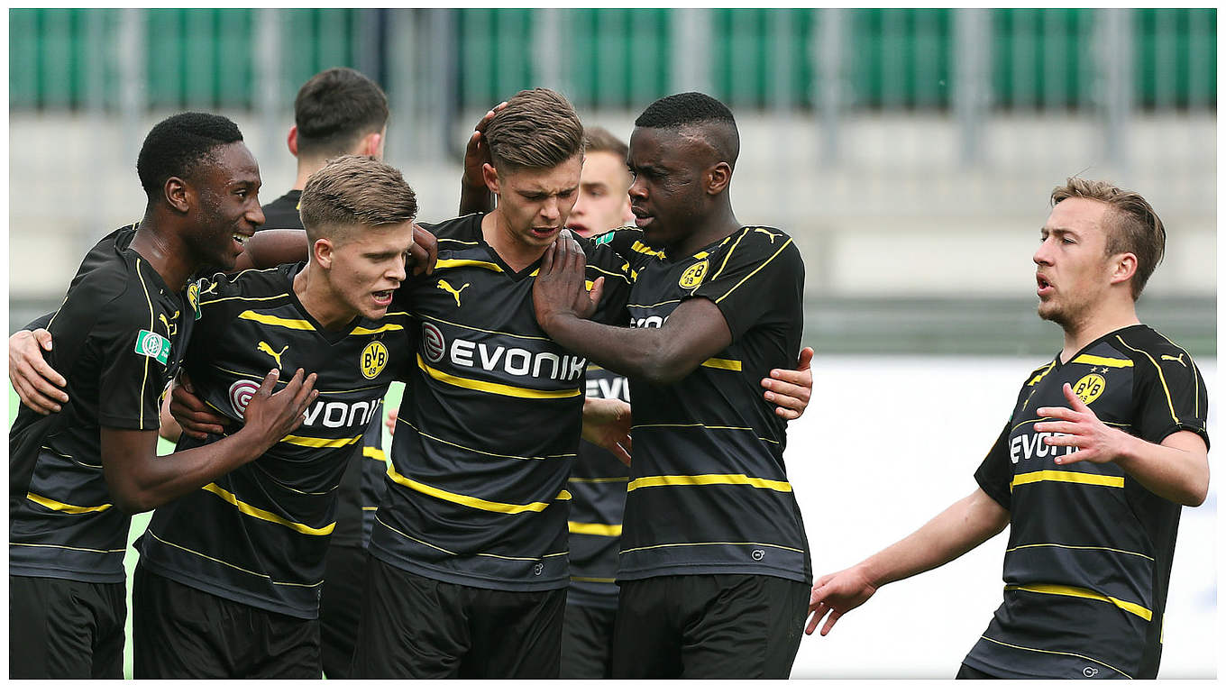 Freude: Dortmund feiert den Sieg beim VfL Wolfsburg.  © Getty Images