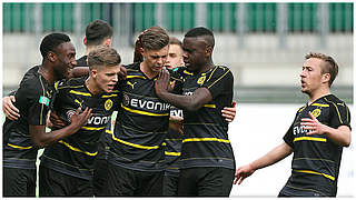 Freude: Dortmund feiert den Sieg beim VfL Wolfsburg.  © Getty Images