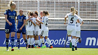 Freiburger Torjubel: Nationalspielerin Lina Magull (5.v.r.) trifft in Jena zum 1:0 © imago/Karina Hessland