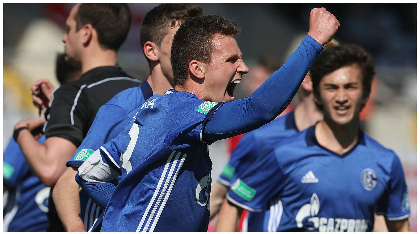 Schalkes Jannis Kübler jubelt nach dem verwandelten Elfmeter zum 2:0. © Getty Images